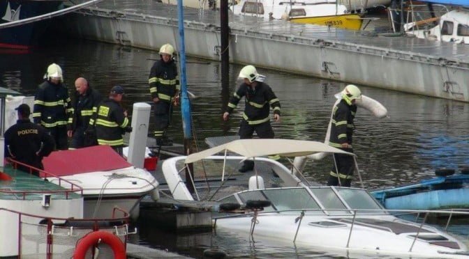 Pod Vyšehradem se potopil desetimetrový člun, hasiči z něj čerpají vodu