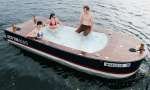 Hot Tub Boat je loď vybavená stále horkou lázní
