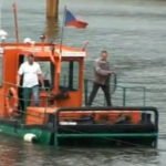 Nákladní loď se podařilo vyprostit z jezu, nejsilnější remorkér ale nestačil