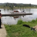 Motorový člun uvázl na jezu, opilého muže i jeho psa se podařilo zachránit