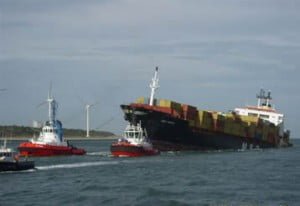 1. 9. 2009 - Kolem poledne remorkéry dovlekly poškozenou loď MSC Nikita do přístavu Rotterdam, kde proběhne vyložení nákladu. Voda v trupu lodi zvětšila ponor loni na 18 metrů, proto musí být část nákladu vyložena pomocí plovoucího jeřábu. Foto: Přístav Rotterdam