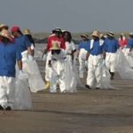 Místo turistů a rybářů zaplavili pobřeží Louisiany odklízeči ropy