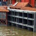 V Praze na Vltavě platí první stupeň, zavřela se vrata do Čertovky