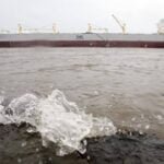 V boji s ropou u pobřeží USA pomůže obří supertanker, věří těžaři