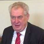 Zeman chce vyvěsit na Hradě vlajku EU, výměnou za peníze z Bruselu