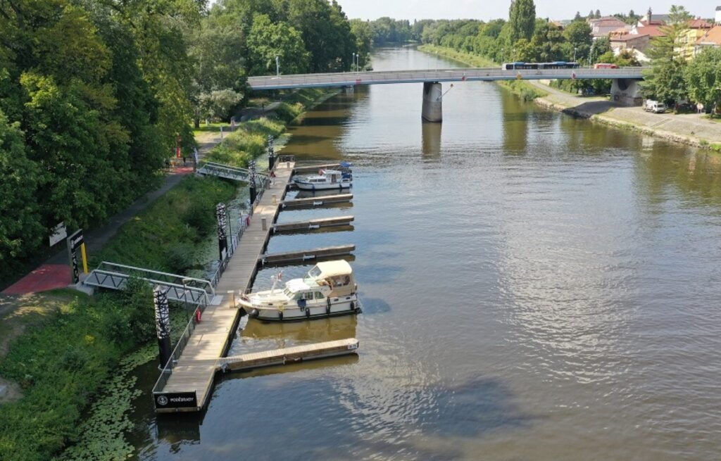 Molo pro rekreační lodě má délku přes 72 metrů a k jeho 7 výložníkům se může vyvázat až 14 malých lodí zdarma po dobu až 48 hodin. Molo je umístěno na levém břehu Labe u silničního mostu, odkud se turisté do centra dostanou krátkou procházkou právě přes přilehlý most.