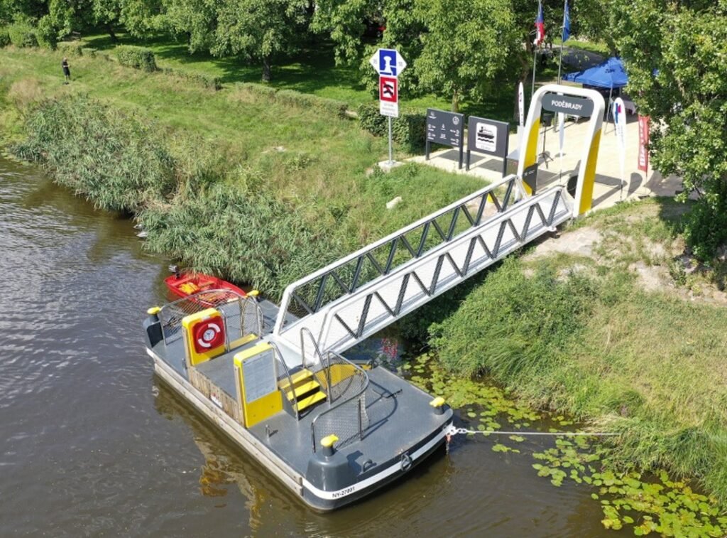 Molo zastávky osobní lodní dopravy je umístěno na straně centra, na pravém břehu Labe, také v těsné blízkosti silničního mostu.