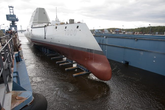 První torpédoborec inovativní třídy Zumwalt byl spuštěn na vodu