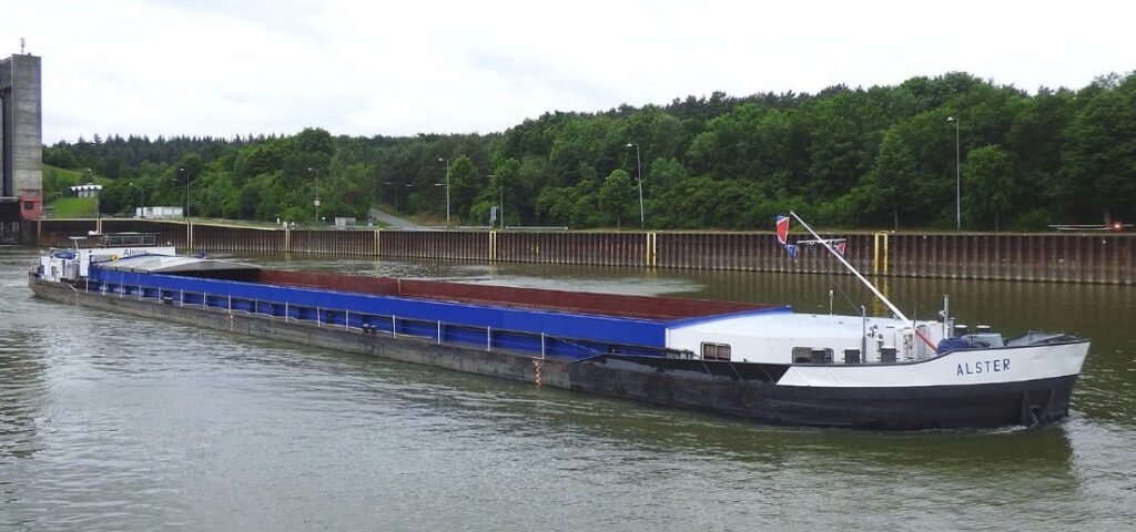 Vnitrozemská nákladní loď "Alster" (ENI: 4020080). Základní rozměry: 80 metrů délka, 10 metrů šířka, 2,8 metru ponor.