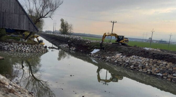 Opravy opevnění dalšího úseku Baťova kanálu pokračují