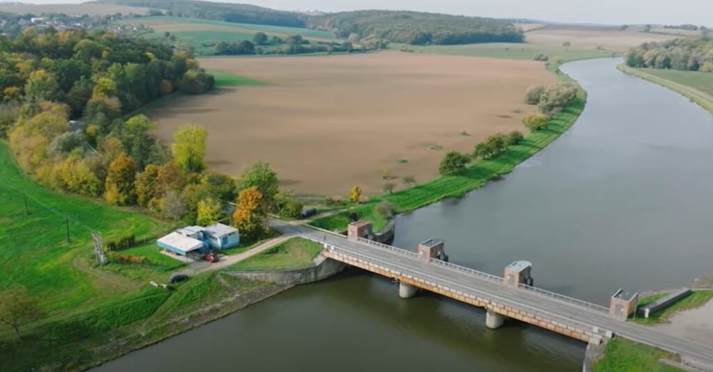 Stávající podoba jezu Bělov bez plavební komory.