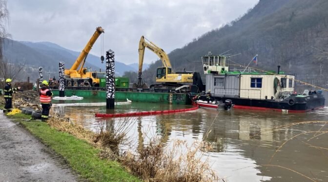 Na stavbě přístaviště Brná unikl hydraulický olej do Labe