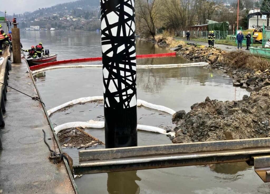 Zásah hasičů v Ústí nad Labem, městské části Brná, kde došlo k úniku hydraulického oleje ze stavebního stroje do Labe Foto: Hasičský záchranný sbor ČR