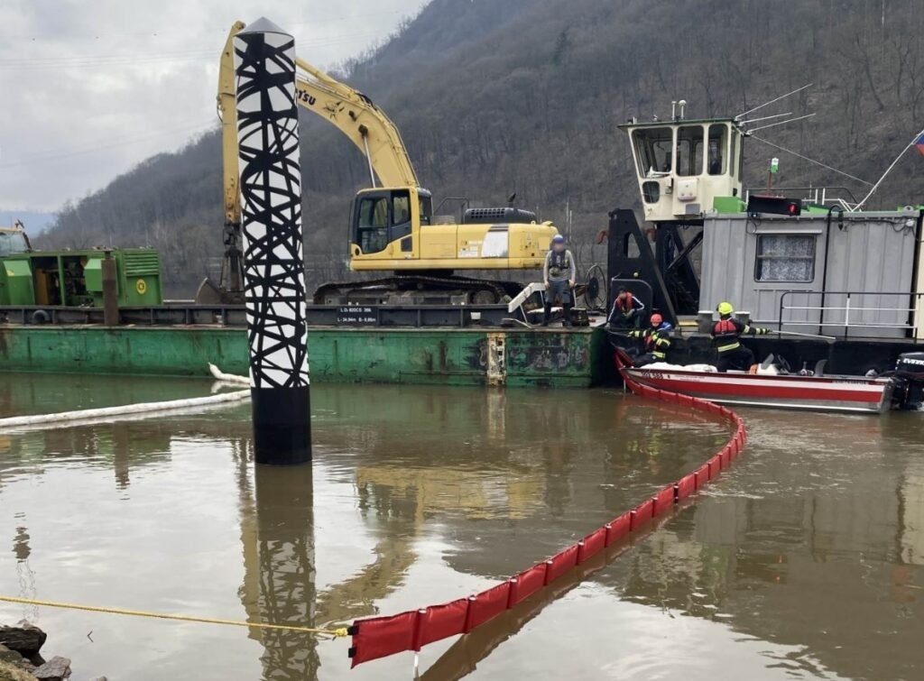 Zásah hasičů v Ústí nad Labem, městské části Brná, kde došlo k úniku hydraulického oleje ze stavebního stroje do Labe Foto: Hasičský záchranný sbor ČR