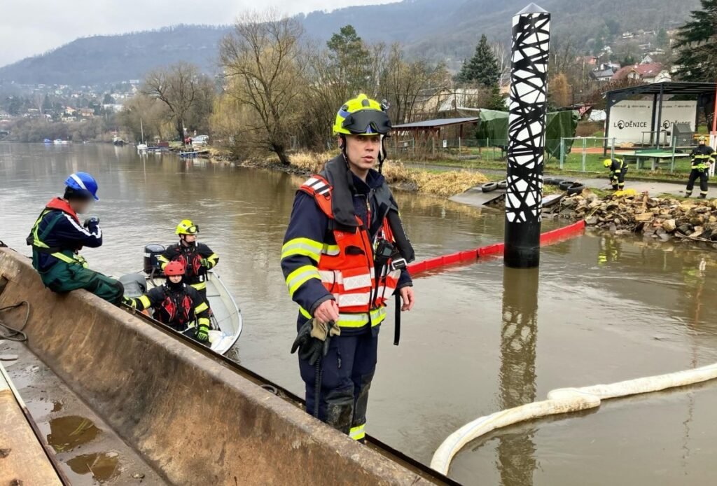 Zásah hasičů v Ústí nad Labem, městské části Brná, kde došlo k úniku hydraulického oleje ze stavebního stroje do Labe Foto: Hasičský záchranný sbor ČR