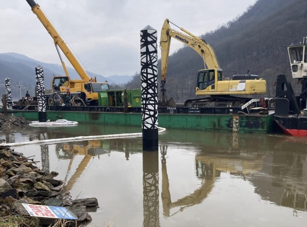 Zásah hasičů v Ústí nad Labem, městské části Brná, kde došlo k úniku hydraulického oleje ze stavebního stroje do Labe Foto: Hasičský záchranný sbor ČR