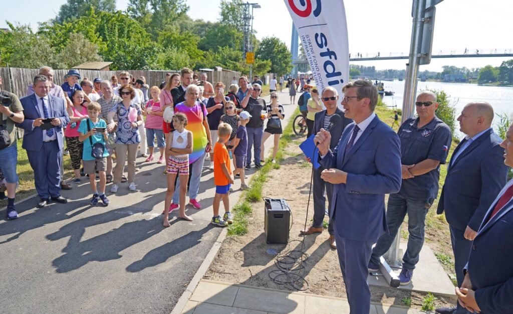 Slavnostní uvedení přístaviště v Čelákovicích do provozu za účasti ministra dopravy Martina Kupky.