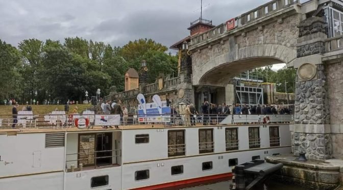 Kanál Vraňany-Hořín, První loď proplula pod zdvižnými mosty