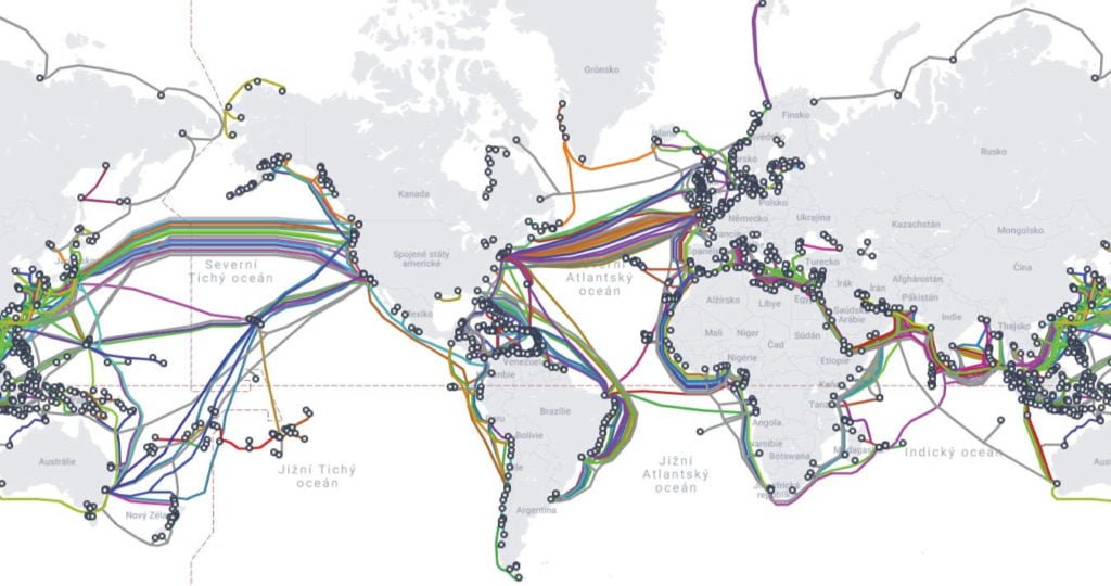 Trasy podmořských kabelů.