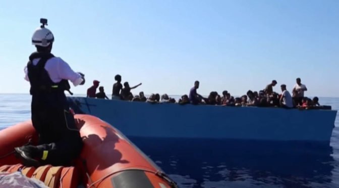 Italové zpřísňují pravidla pro záchranu migrantů na moři