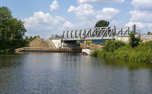 Vlaky se vrací na nový železniční most do Lužce nad Vltavou