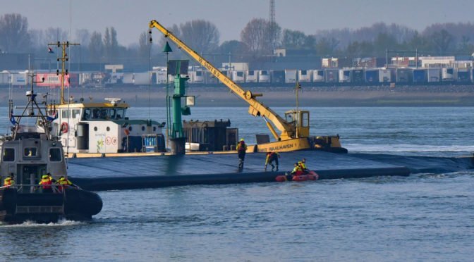 Převrácená loď na Nieuwe Waterweg. Lodník zřejmě nepřežil