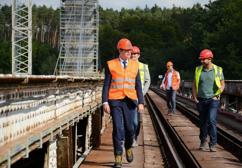 Staveniště nedaleko stanice Červená nad Vltavou si v rámci kontrolního dne prohlédli také ministr dopravy Martin Kupka a generální ředitel Správy železnic Jiří Svoboda.