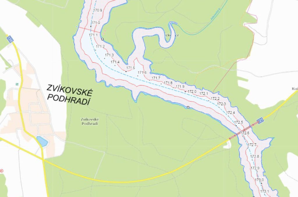 Vykradený hausbót kotví na Orlické přehradě, na říčním kilometru Vltavy 172.