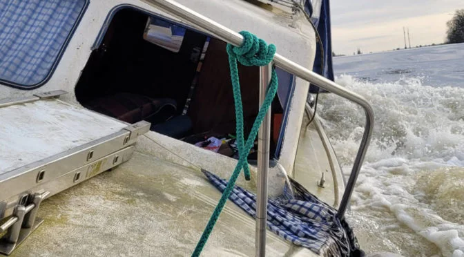 Člunem přes dva jezy. Za kormidlem hrál hlavní roli alkohol