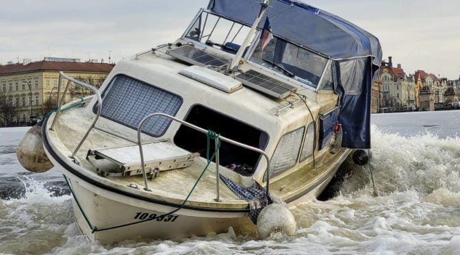 Přes dva jezy. Novoroční havárie na kajutovém člunu v Praze