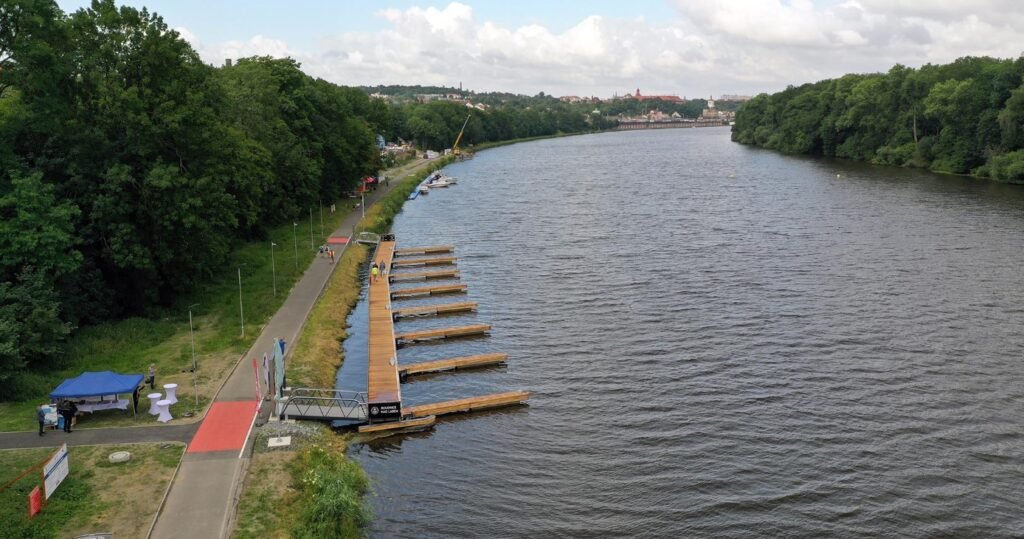 Nové molo přístaviště pro rekreační plavidla v Roudnici nad Labem.