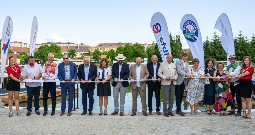 Slavnostní přestřižení pásky u příležitosti otevření zrekonstruovaného přístaviště ve Strážnici.