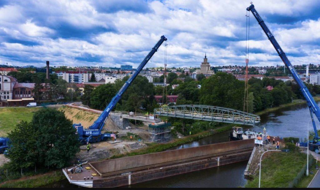 Usazování repliky mostu polní dráhy přes pražský kanál Troja-Podbaba.