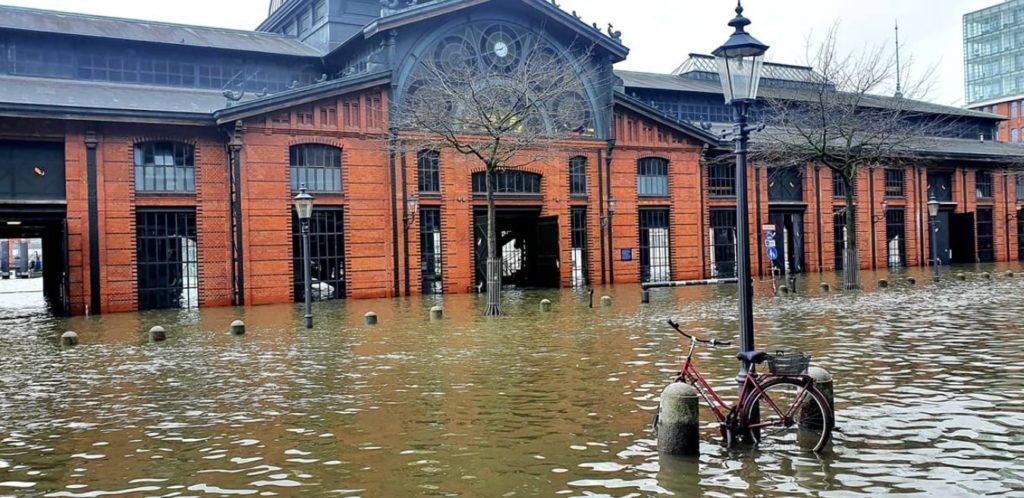 Přístavu Hamburk. Pohled na zatopený Fischmarkt.