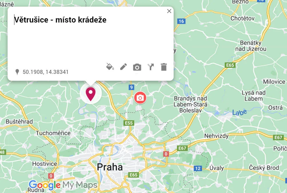 Dva muže, kteří se s odcizenými skútry pohybují, zachytily kamery poblíž benzínové čerpací stanice v obci Měšice.